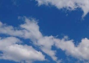 Imagen del cielo con nubes blancas