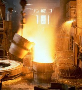 imagen de crisoles con fundente caliente