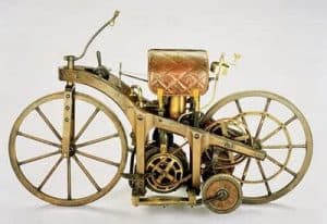 Imagen de motocicleta antigua con patente