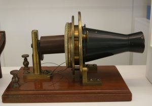 imagen del prototipo de primer tel&eacute;fono de Bell