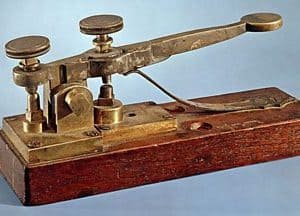 Imagen de un pulsador de tel&eacute;grafo antiguo