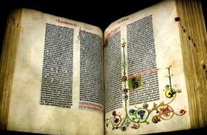 Foto del interior de una biblia antigua