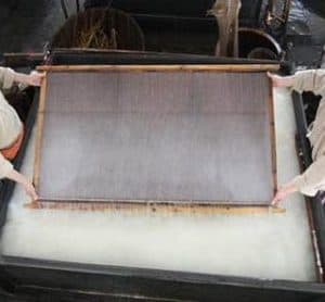 Foto de fabricaci&oacute;n de una hoja de papel con almid&oacute;n
