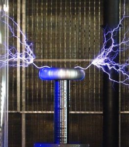 foto de una bobina de Tesla encendida con rayos el&eacute;ctricos