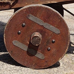 foto de rueda de carro de madera