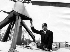 Fotograf&iacute;a de Juan de la Cierva dentro de su autogiro