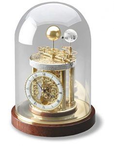 Fotograf&iacute;a de r&eacute;plica de reloj antiguo con calendario solar