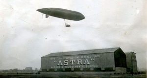 imagen de un dirigible sobre un hangar de la empresa Astra