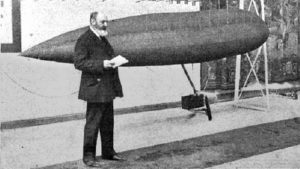 imagen de Leonardo Torres Quevedo con un dirigible a escala