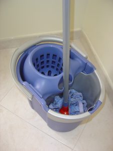 Imagen de fregona de tiras con cubo