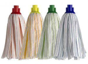 Imagen de fregonas de colores uno de los inventos cotidianos