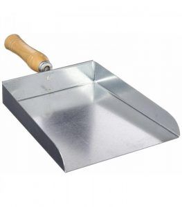 imagen de recogedor de mano de metal