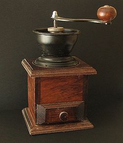 imagen de molinillo antiguo de madera