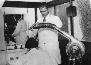 Imagen de secador de pelo de peluquería antiguo