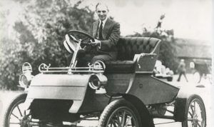 Imagen de Henry Ford en coche