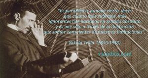 Foto de Tesla con frase "Es parad&oacute;jico, aunque cierto, decir que cuanto m&aacute;s sabemos, m&aacute;s ignorantes nos hacemos en sentido absoluto, y es que s&oacute;lo a trav&eacute;s de la ilustraci&oacute;n que somos conscientes de nuestras limitaciones"
